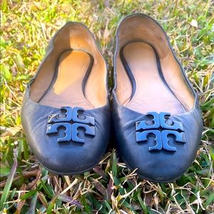 Black Tory Burch logo flats